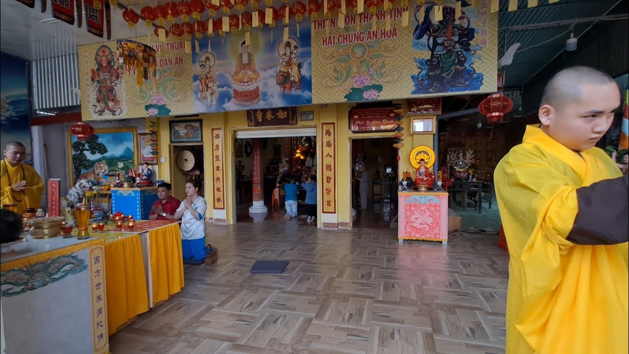 Khung cảnh chùa Như Lai (chùa Ông cọp ) mùng 5 rất đẹp