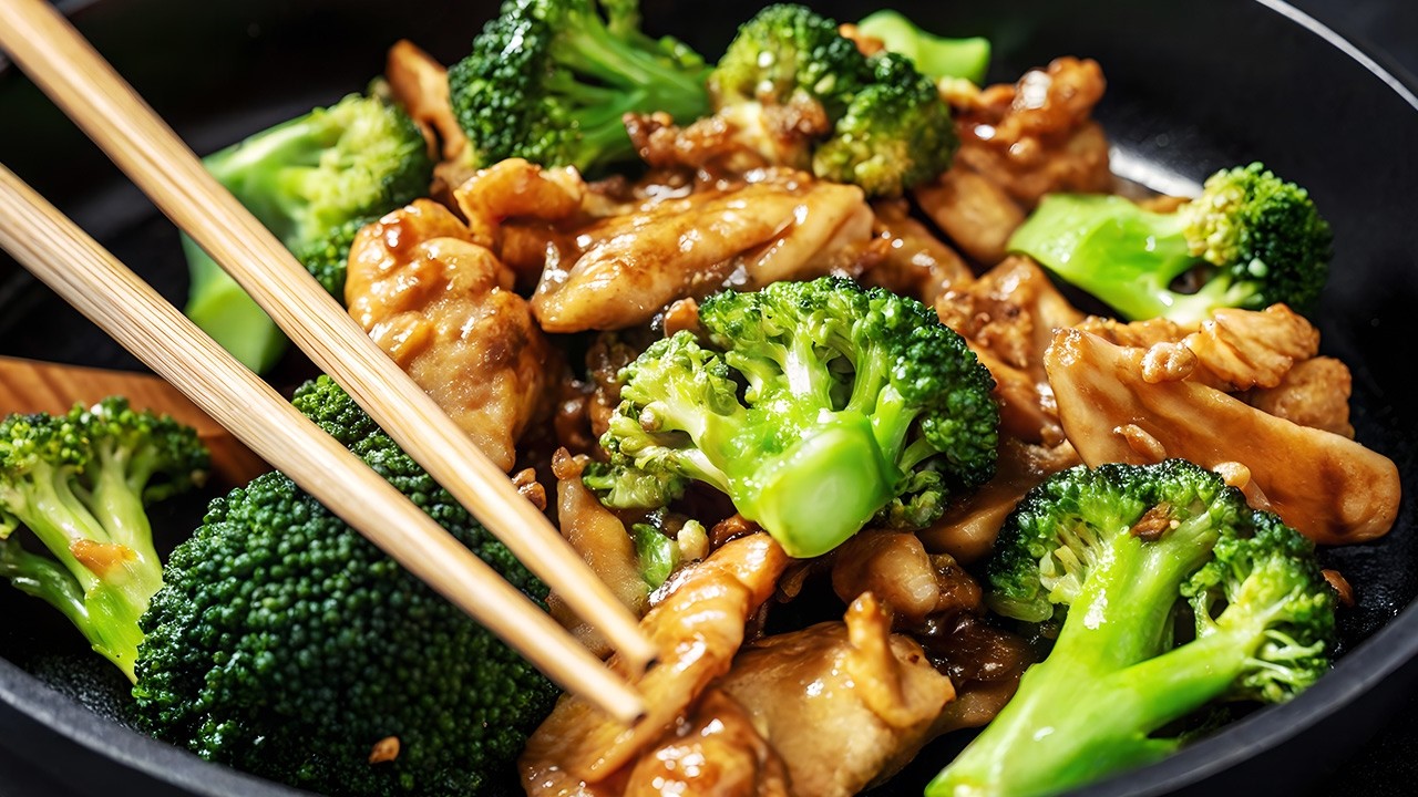 Gebratenes H&auml;hnchen mit Gem&uuml;se! Asiatische Klassiker f&uuml;r Ihr Abendessen!