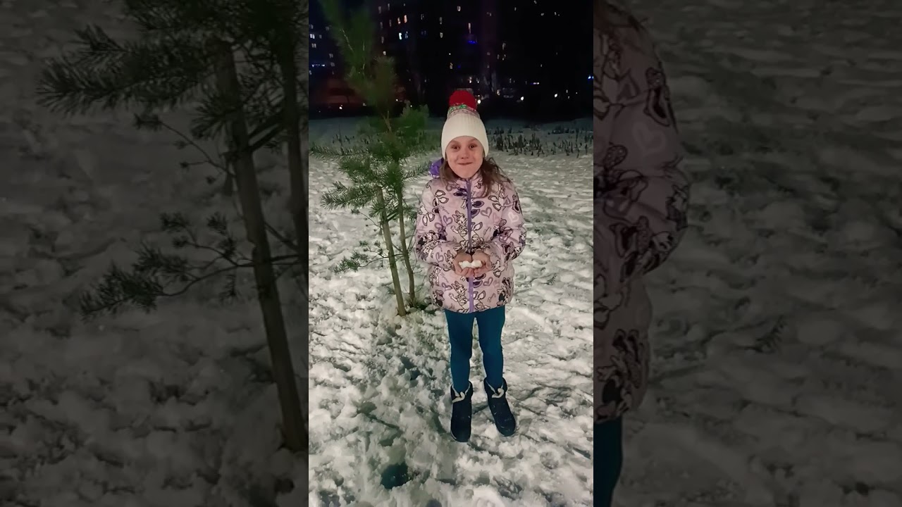 kara zrobiona 60 sekund ze śniegiem w ręce bez rękawiczek