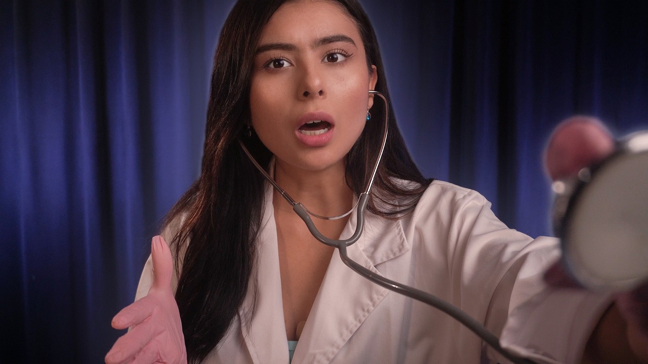 ASMR ROLEPLAY | Finjo Ser Tu DOCTORA y Te REVISO a Profundidad