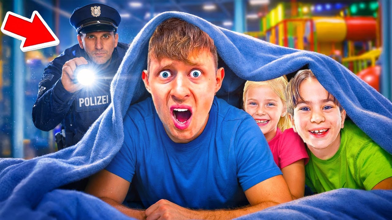 KLEINER JUNGE ÜBERNACHTET Heimlich mit seiner FREUNDIN im SPIELEPARADIES!😱
