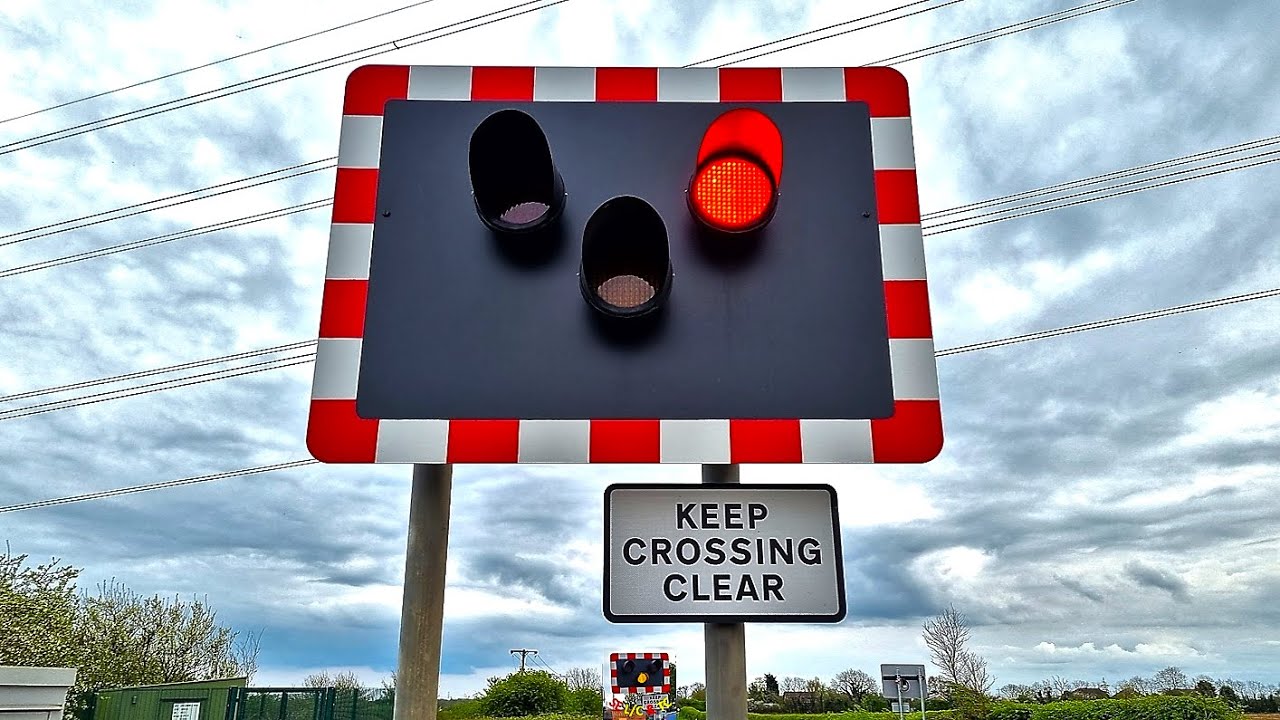 Unusual, large warning lights: Little London Level Crossing, Lincolnshire
