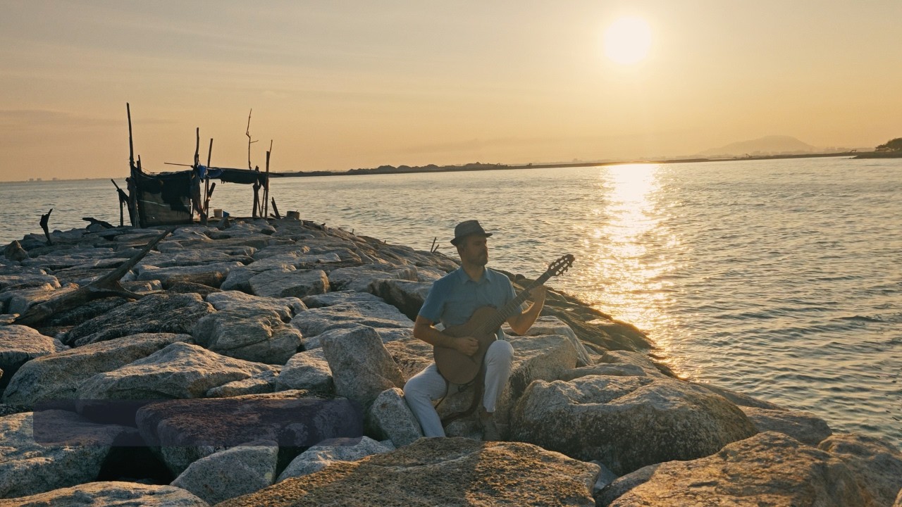 Guitar Meditation at Sunrise – 25 Minutes of Calm by the Sea