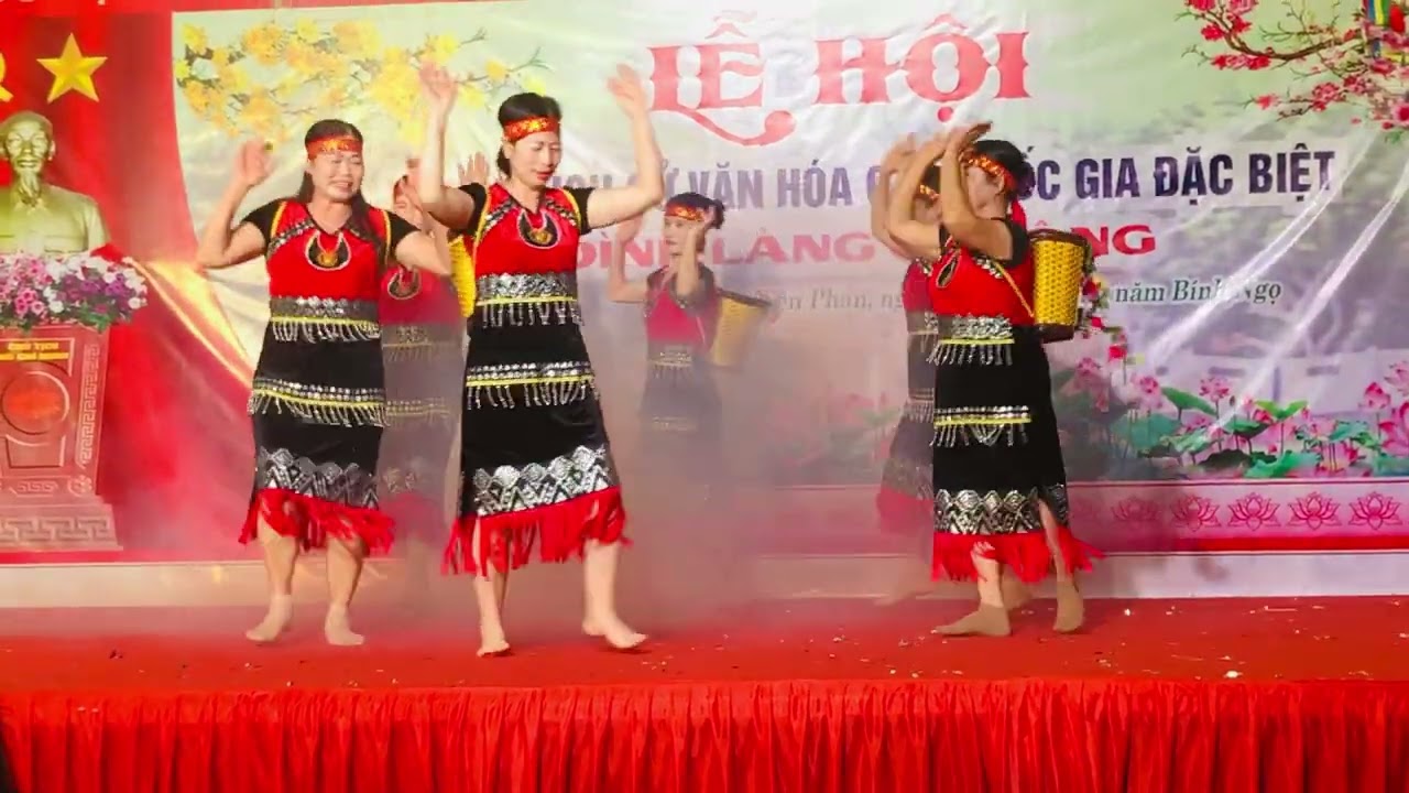 Múa dân vũ chiều lên bản thượng đến từ c l b phúc thành biểu diễn 