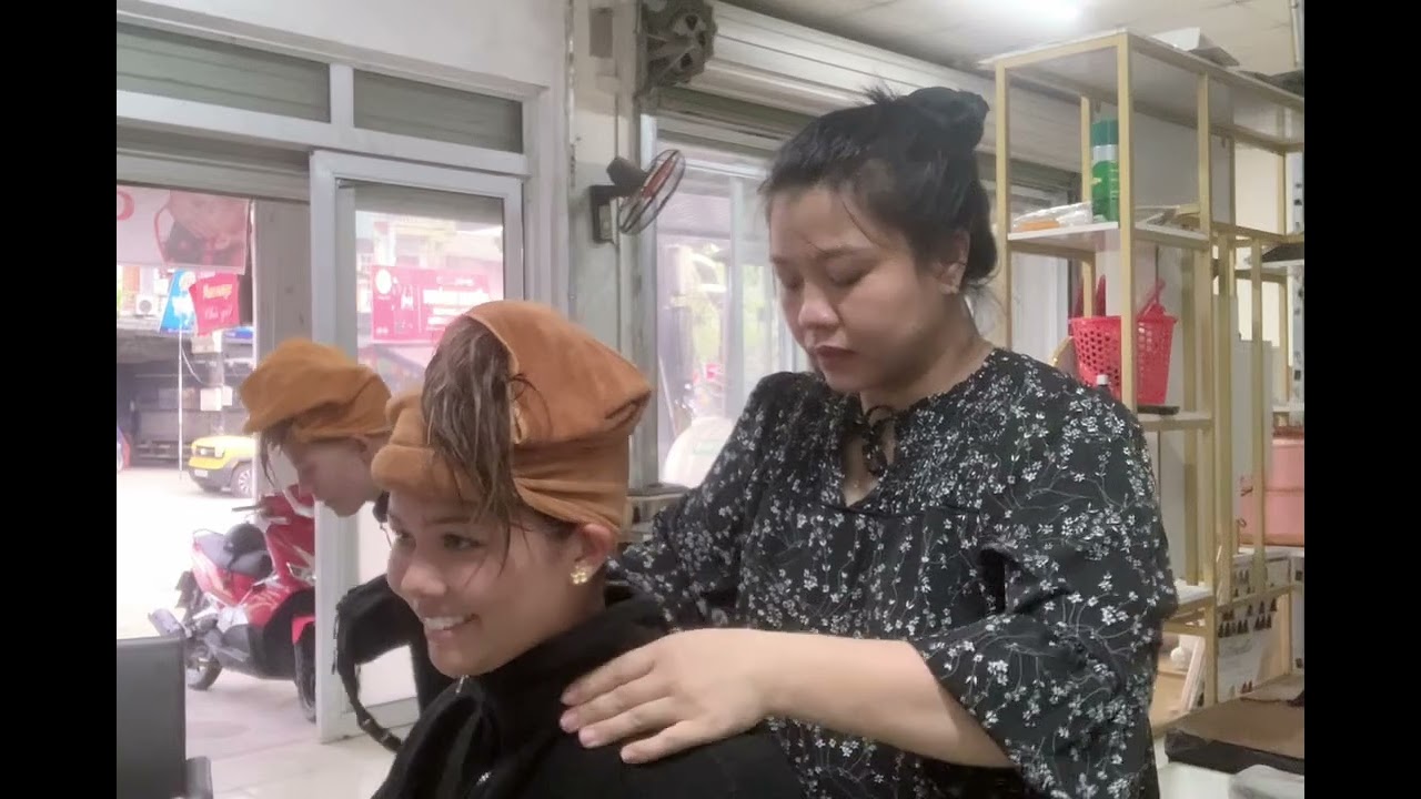 Washing the hair of a girl from another country. Thank you for using my relaxation service.#relax 
