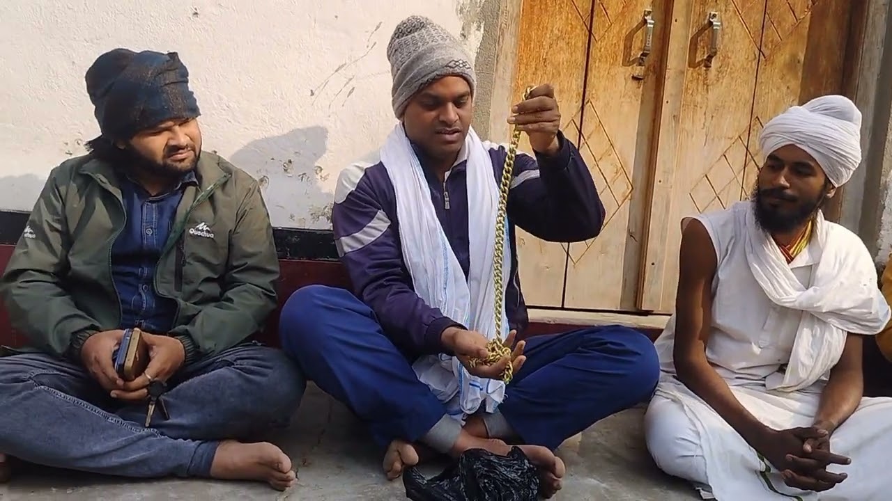 🙏मित्र प्रेमियों कि तरफ से रोग ठीक होने पर वैध जी को खुशी से सम्मान पुरवक कुछ समान अर्पित करते हुए 🙏