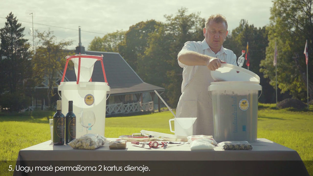 VYNO GAMYBA: 6. Uogų masė permaišoma