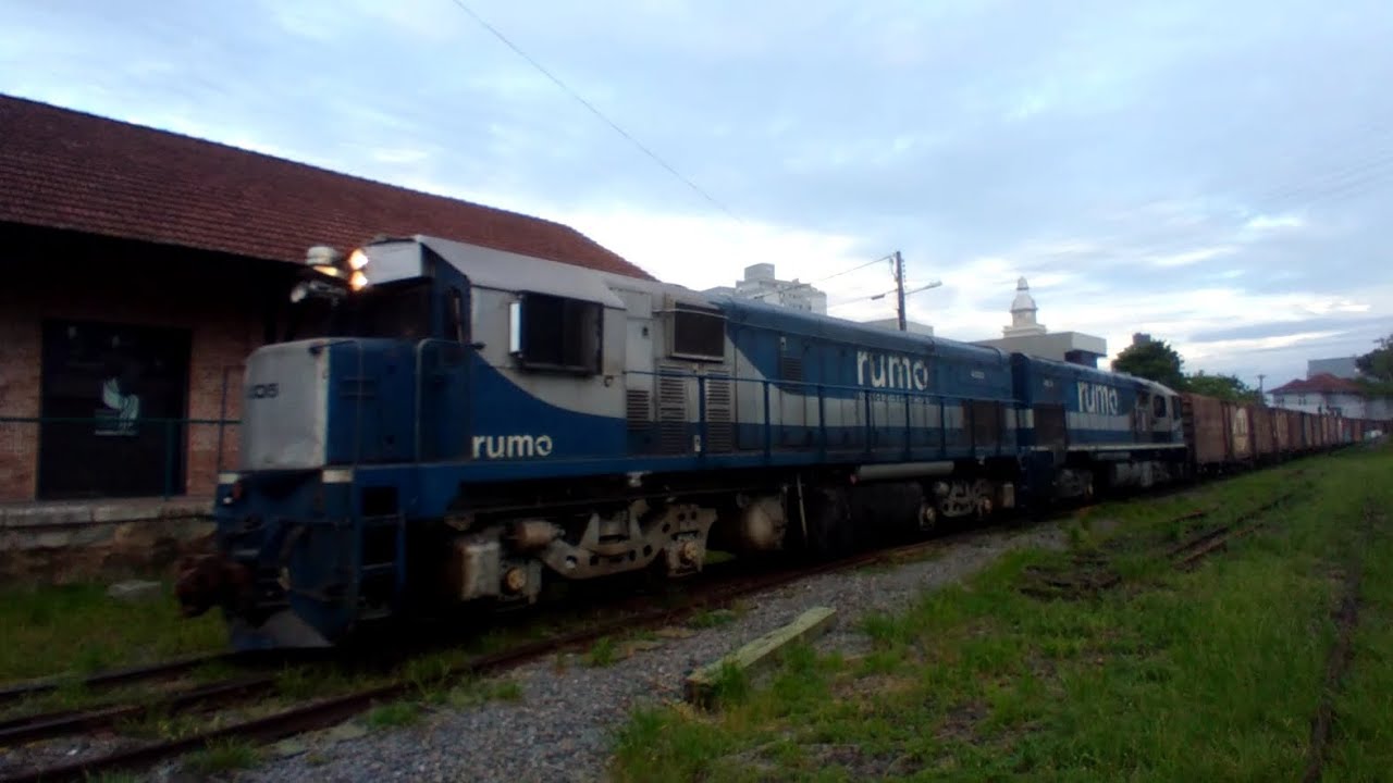 Trem vazio em Jaraguá do sul-SC - 20/02/2026 - G22UB's 4305,4328 + 79 vagões 