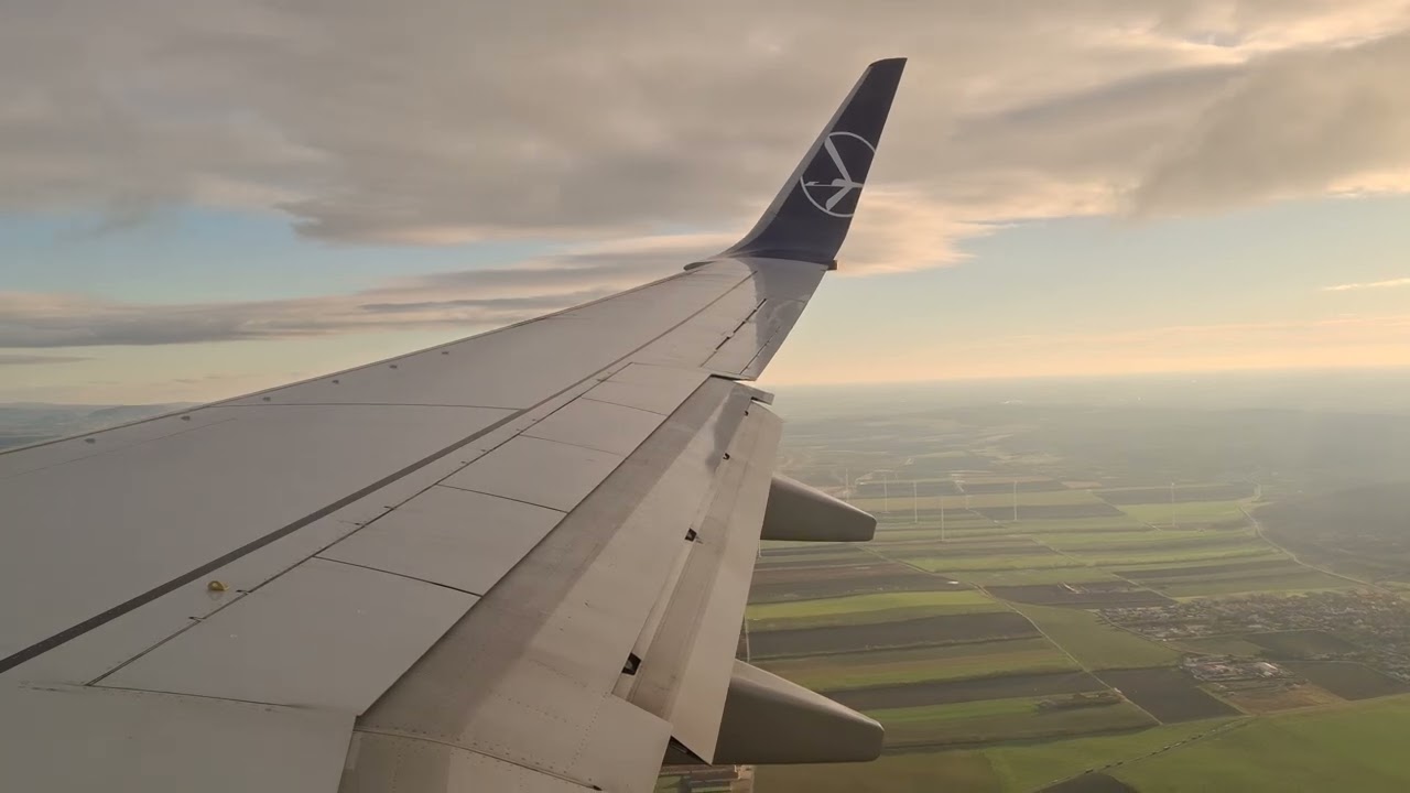 LOT Boeing 737-89P SP-LWC landing in Vienna