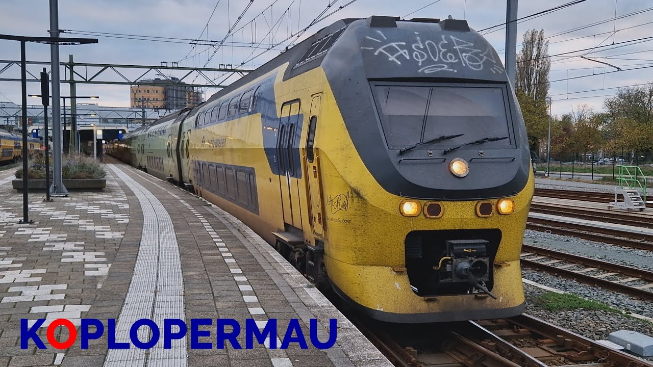 Groene VIRM vertrekt van station Alkmaar!