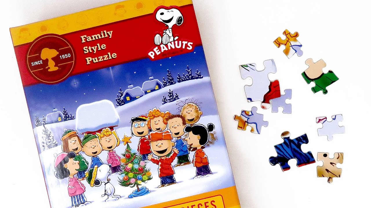 Колядование у рождественской ёлки ​​Чарли Брауна — сборка пазла «Peanuts» | CollectPeanuts.com