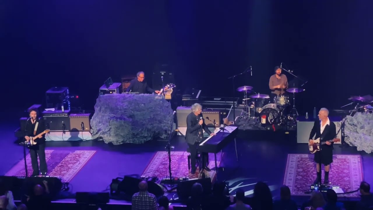 Crowded House - “Heroes” (David Bowie cover) The Chicago Theatre May 15, 2023