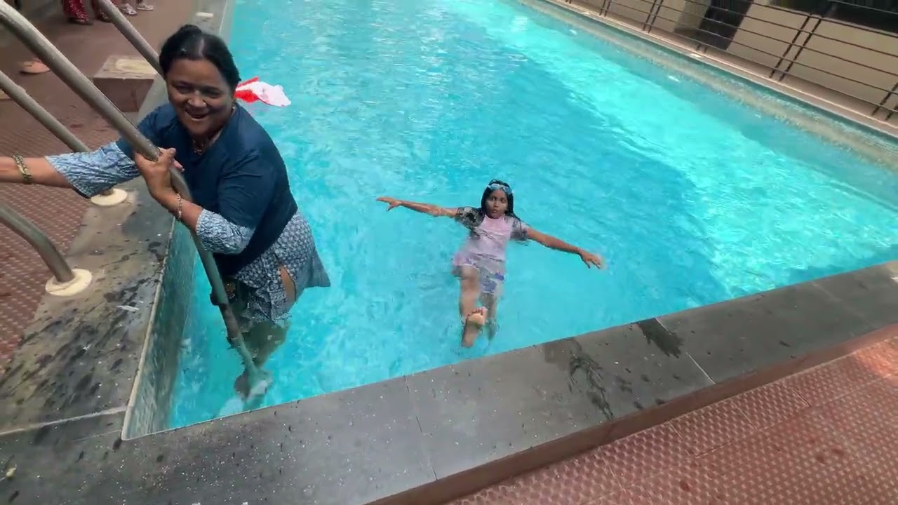 Aaj मैं गई swimming pool 🏊 society ke 🤩मेरी swimming dekho 😃🏊‍♂️🏊‍♂️#banglorelife #swimming #pahdi 