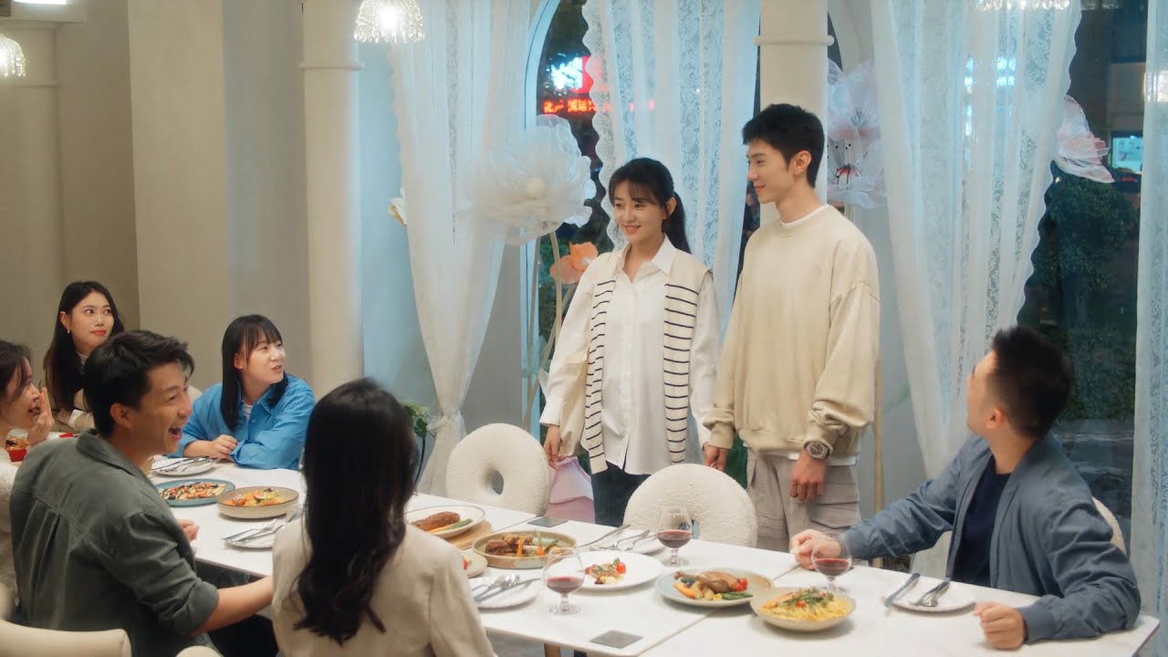 🕊【MOVIE】灰姑娘帶帥小夥見好友，當眾秀恩愛官宣戀情，驚呆所有人！ #白色橄榄树 #好看中国电视剧 #爱情