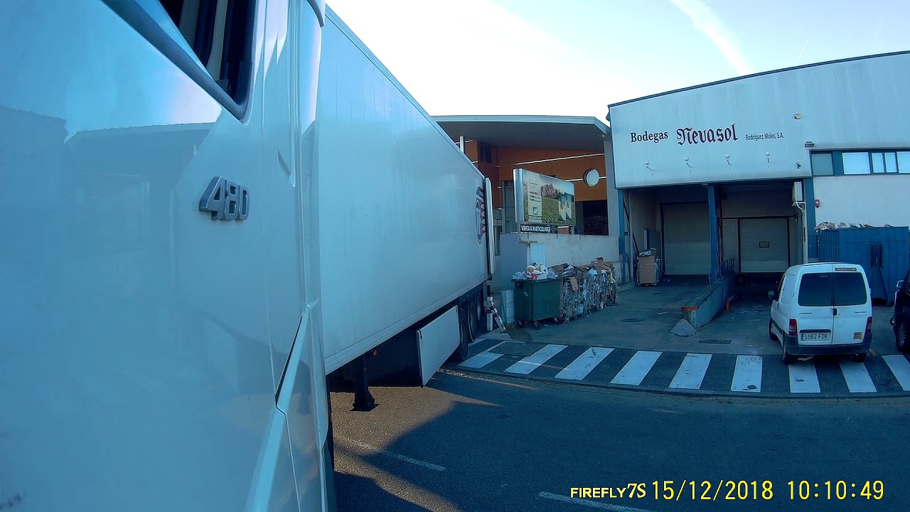 Trailer Parking in a narrow place Spain - Aparcando en Granada sitio estrecho.