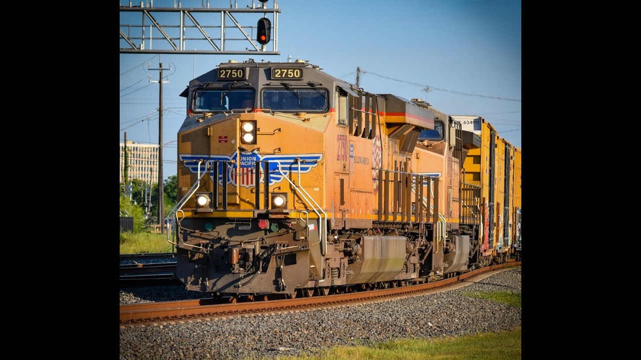 UP 2750 Leads ANOTHER Mega Mixed Freight Train!  (Tower 26)
