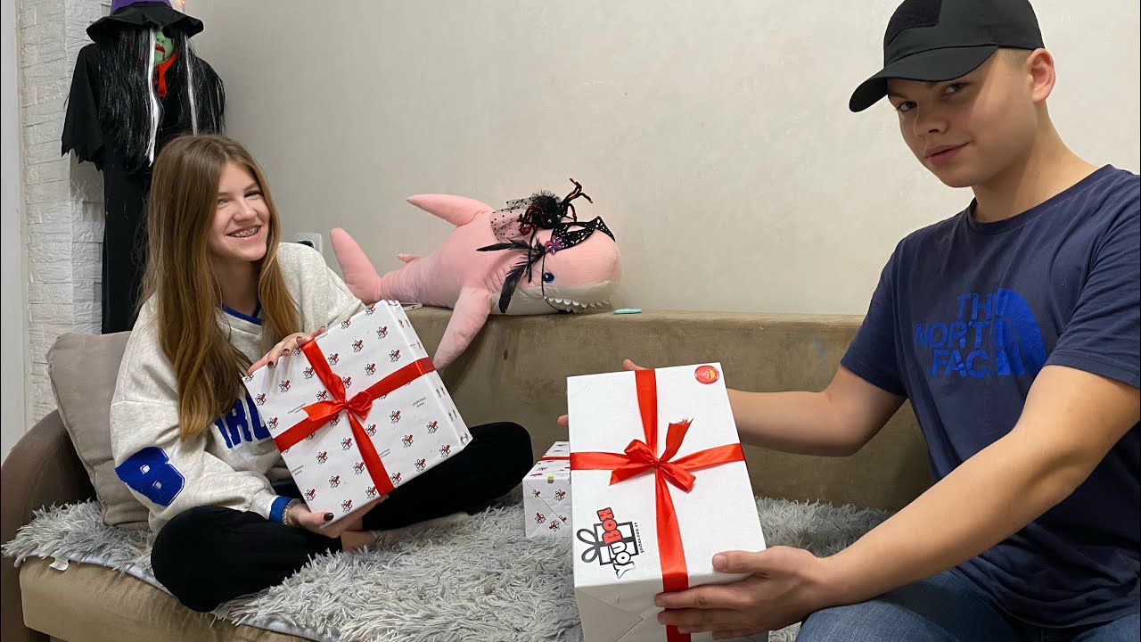 Мега распаковка сюрприз боксов YouBox с Сережей.