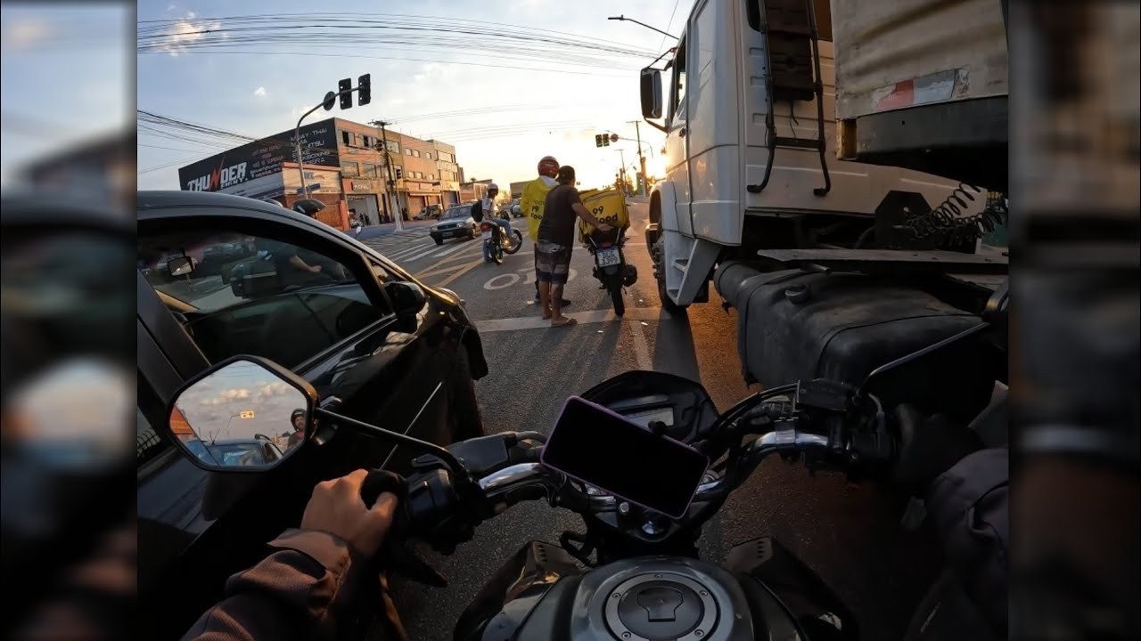 CAMINHONEIRO DERRUBOU O MOTOBOY 