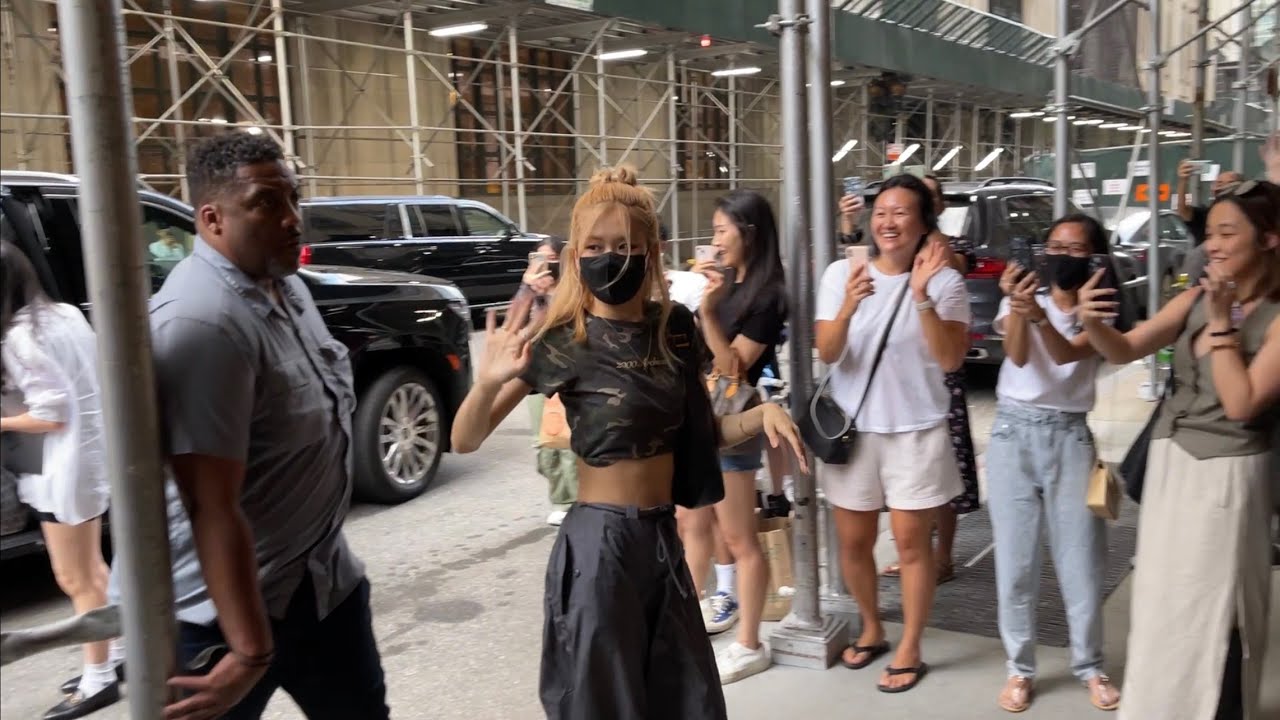 Rosé arrives back at hotel after shopping and late lunch in NYC! #rosé #blackpink