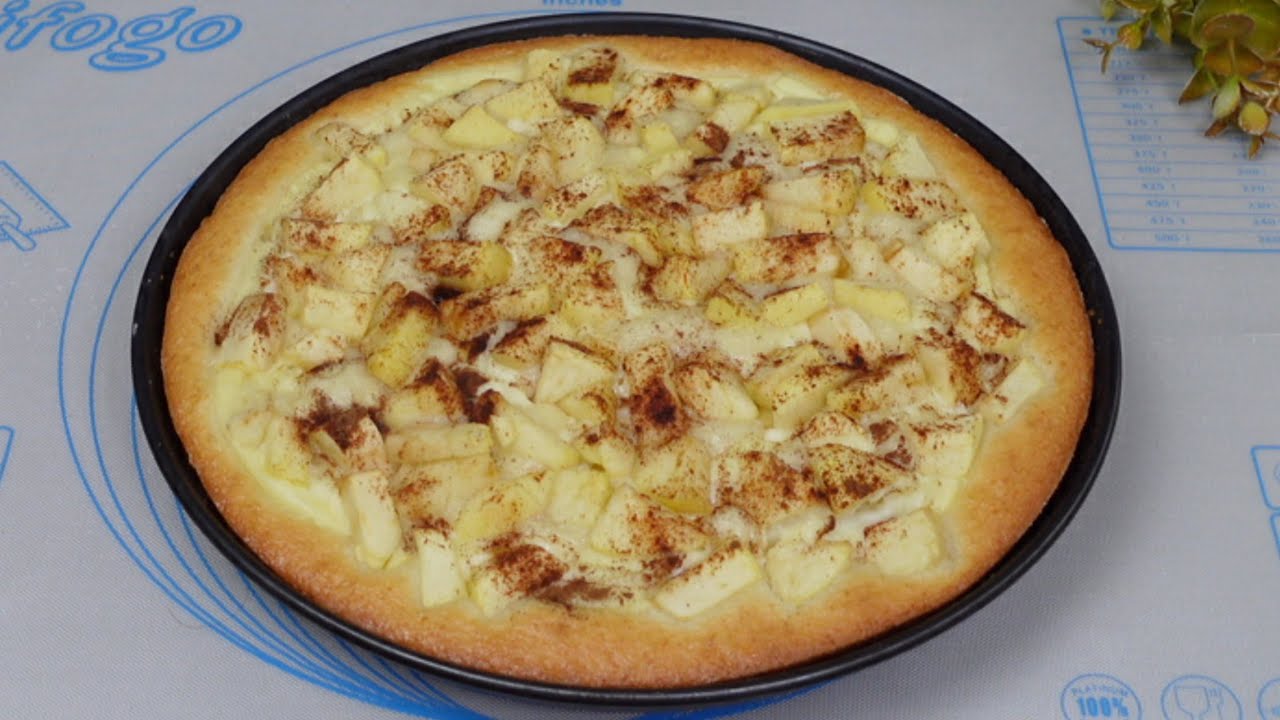 Pizza jabłkowa z płynnym ciastem &ndash; bez wyrabiania! Proste i pyszne ciasto jabłkowe!