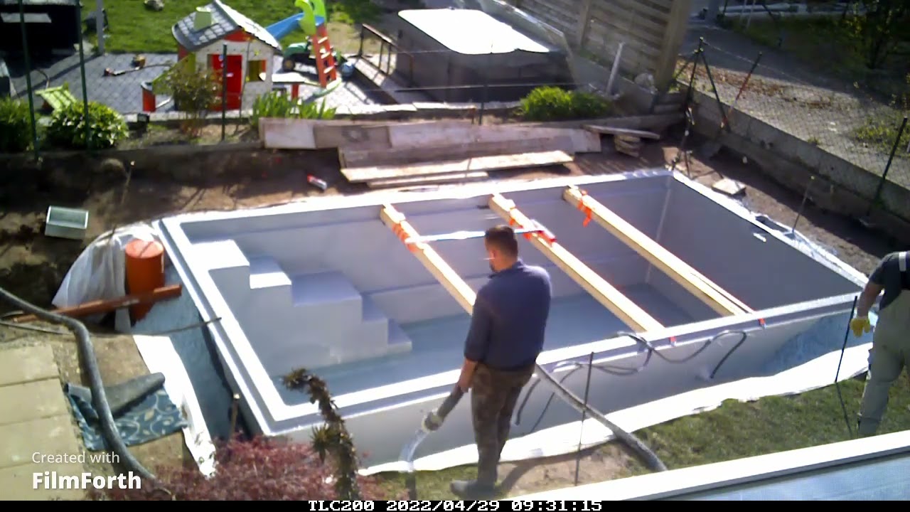 Poolbau - 9. Tag - Hinterfüllung mitThermobeton