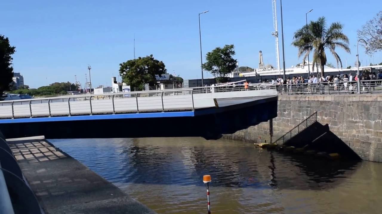 De como se abre el puente de Puerto Madero