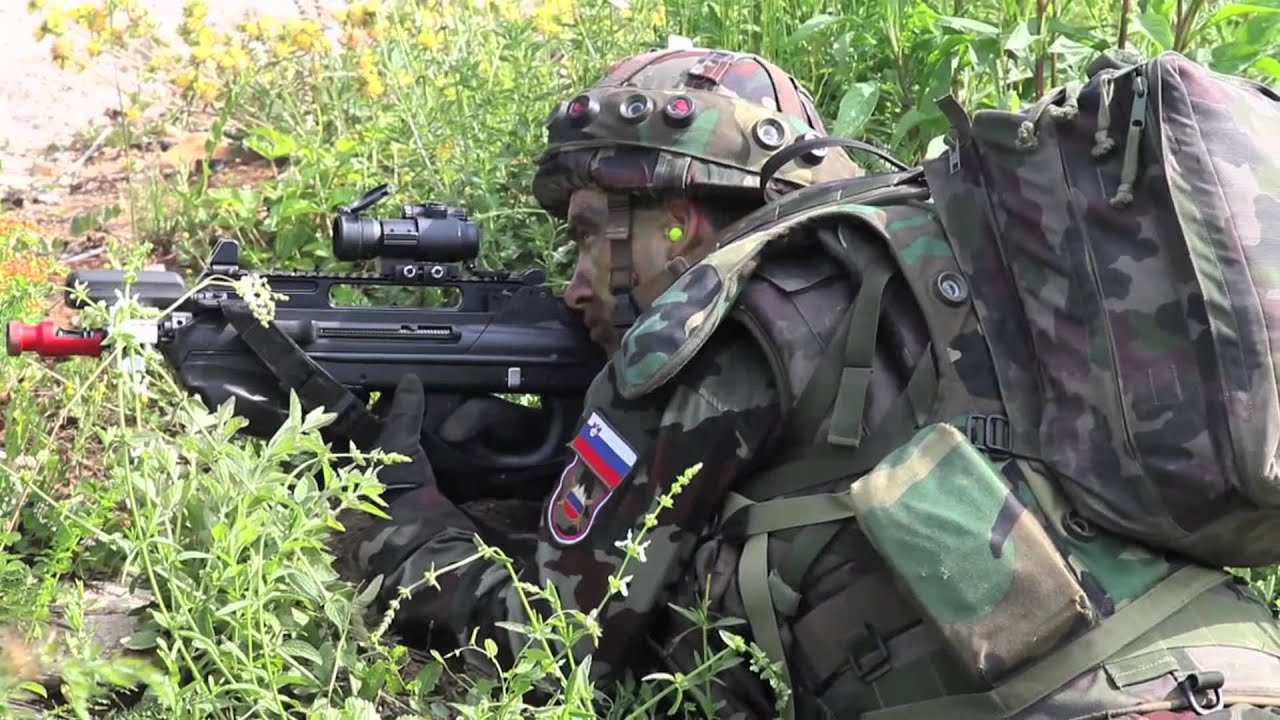 Slovenian soldiers with FN F2000 rifles conduct assault training
