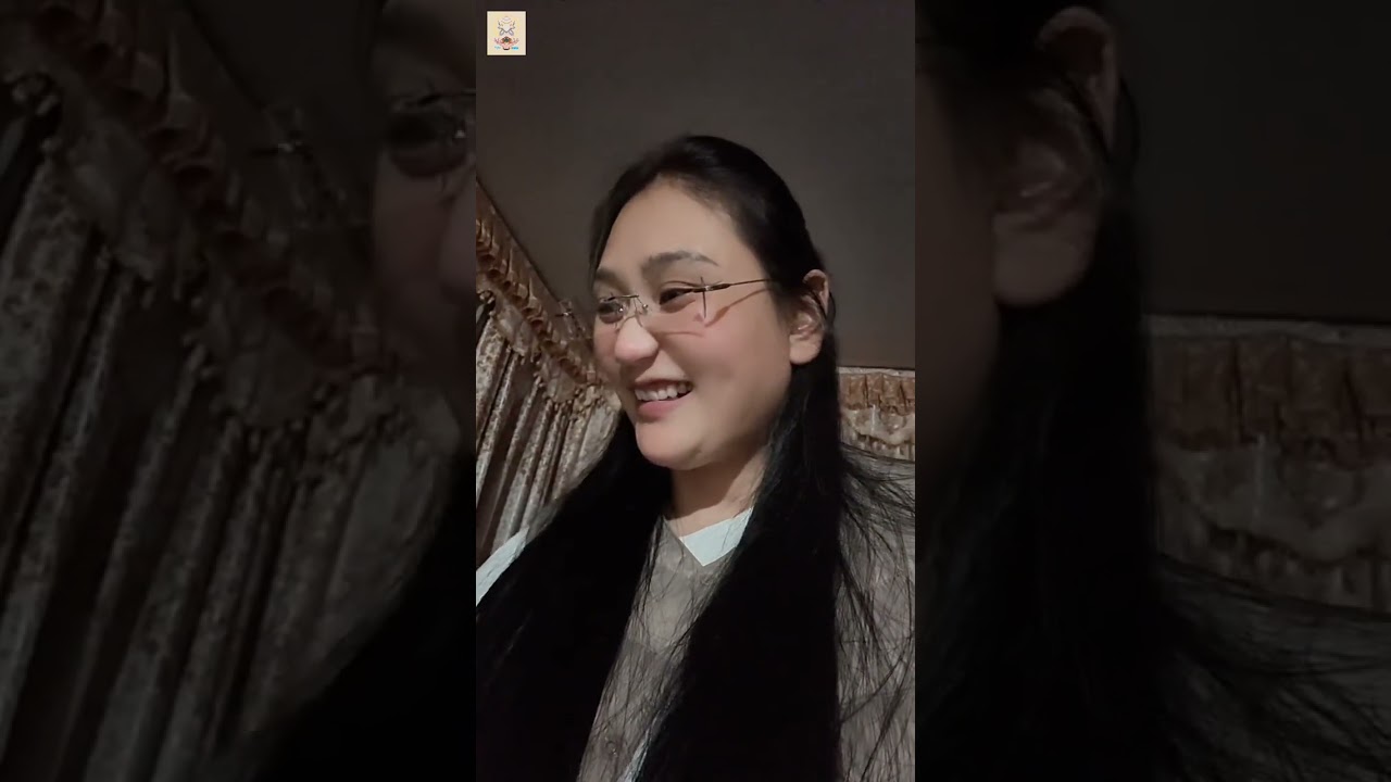 ལྷ་སའི་པོའོ་ལགས་དང་ཚ་མོ་གཉིས་ཀྱི་བརྩེ་བ་Lhasa grandfather with granddaughter((8))