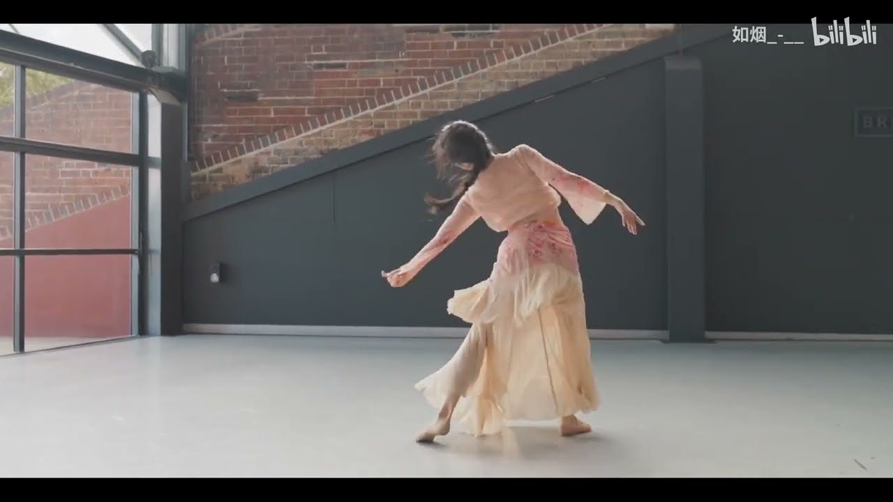 「十二花神·桃花」「如烟」「流水桃花完整版」听到这个音乐我仿佛能看到蝴蝶， 小溪流水， 落英缤纷，森林里穿透缝隙的阳光 照在仙女的裙摆。 这是我梦中的世外桃源