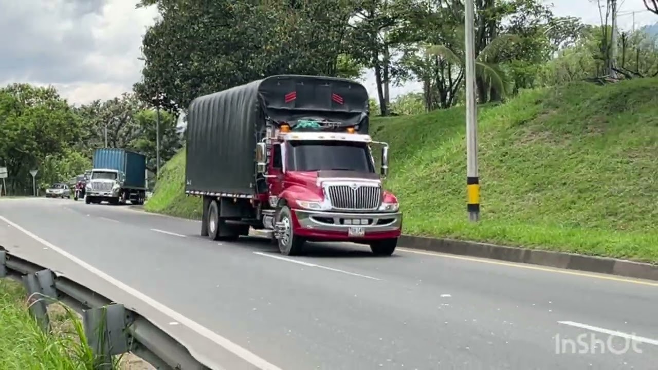 Mulas, buses y camiones en Girardota