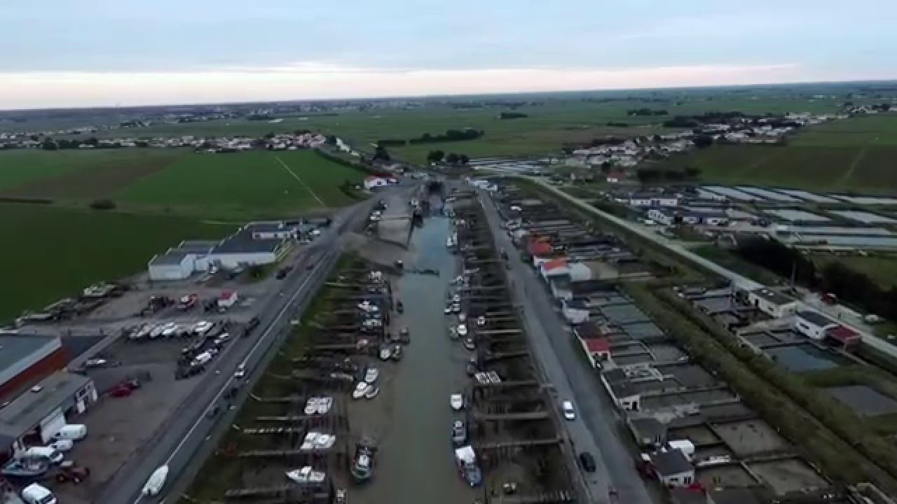 Bouin (85) France - VU DU CIEL #7 en 4K et &agrave; 11m50 les illumimination de no&euml;l &agrave; Bouin
