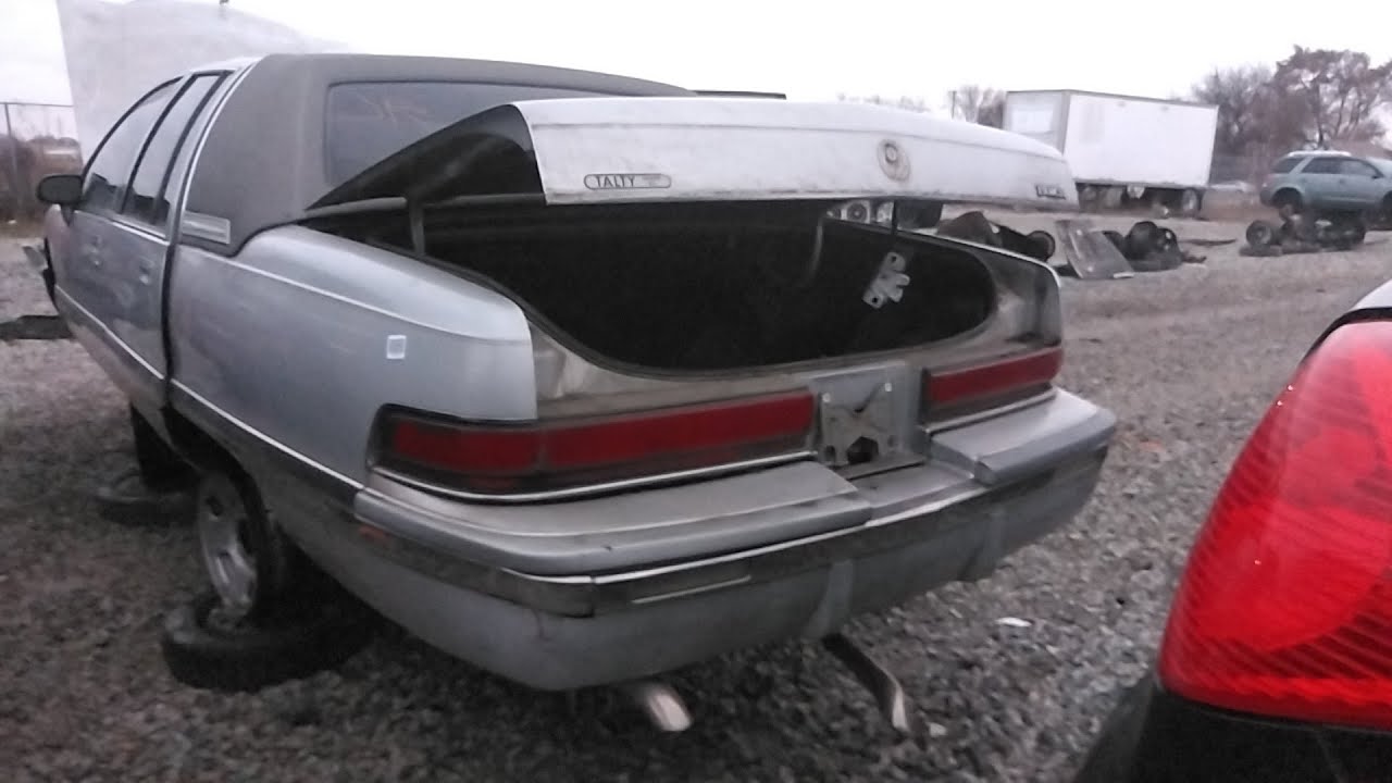 Идеально сохранившийся Buick Roadmaster 1992 года выпуска, найденный на свалке.