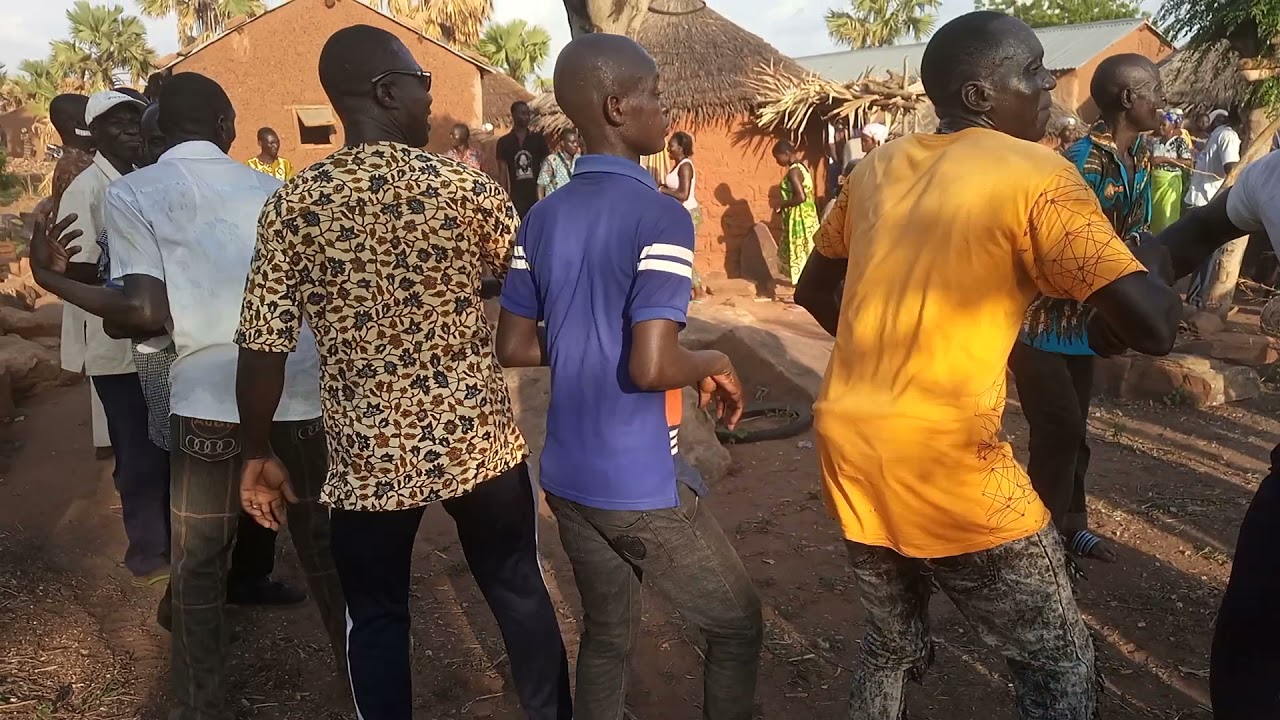 dance traditionnelle du peuple MOBA