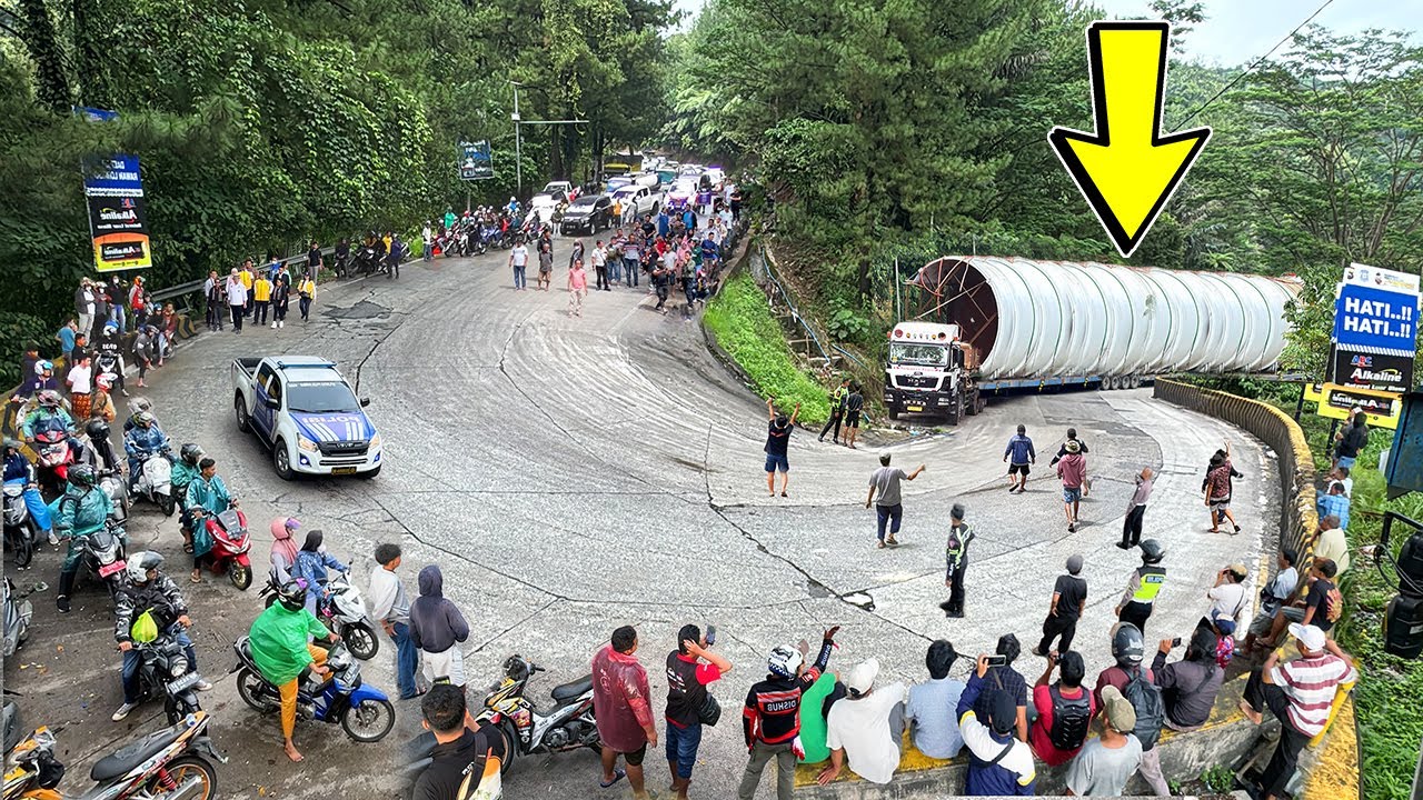 BIKIN SESAK NAFAS !!! Truk Dari Luar Negeri Tarik Kargo Terpanjang Tersiksa Lewat Sitinjau Lauik