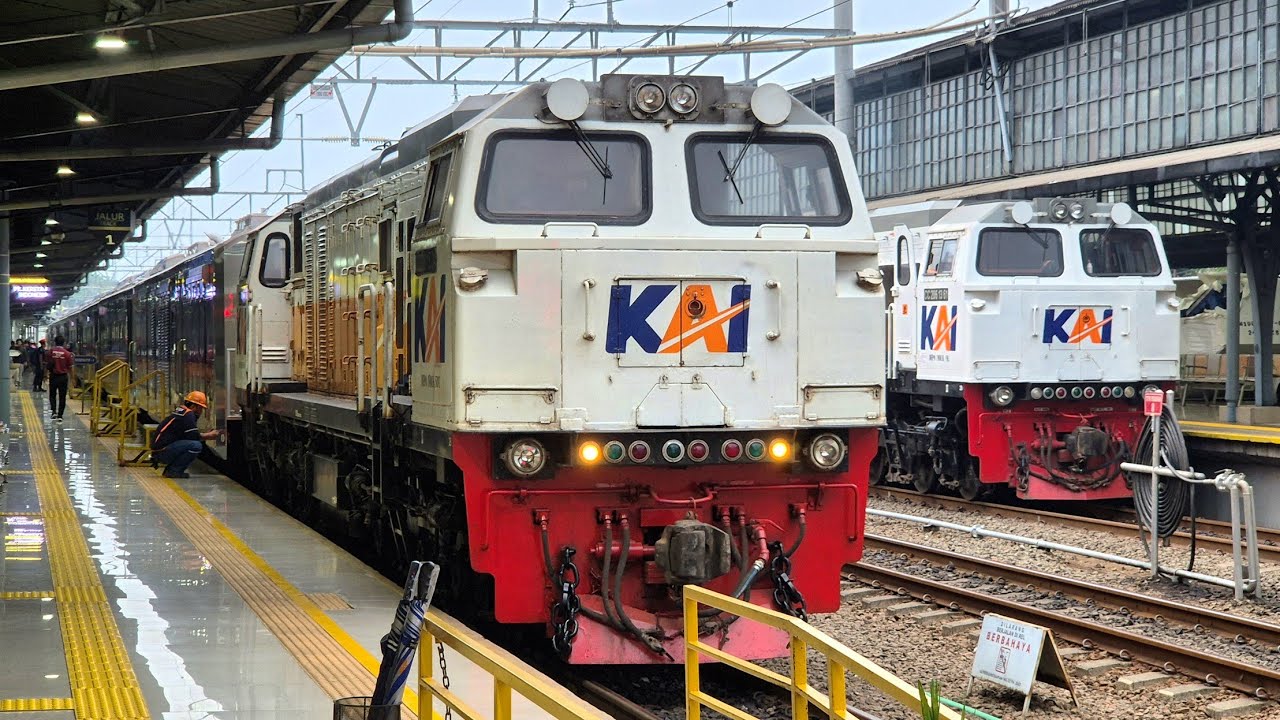 PASUKAN KERETA API DI STASIUN TERSIBUK PULAU JAWA ! Ada Lokomotif Livery Spesial & KRL Commuter Line