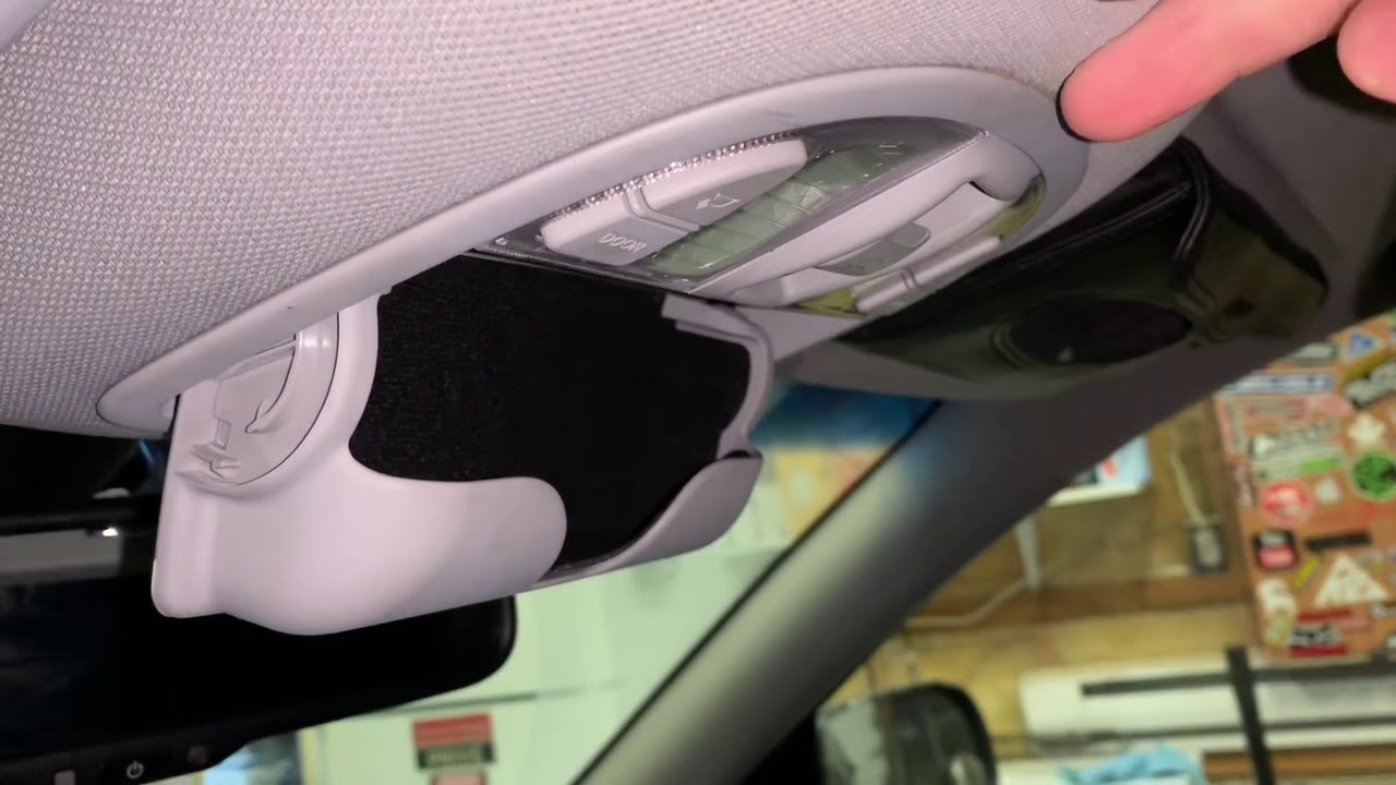 Установка светодиодных плафонов освещения салона в Hyundai Santa Fe CM 2012 года выпуска