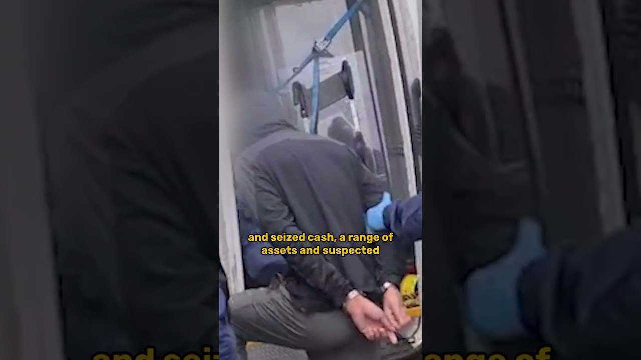 В ходе утренних рейдов полиции в Рочдейле был произведен 41 арест.