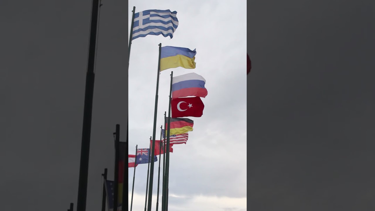 🌍🏁 T&Uuml;YAP Uluslararası Fuarı Girişi! Dalgalanan Bayraklar! 🇹🇷✨