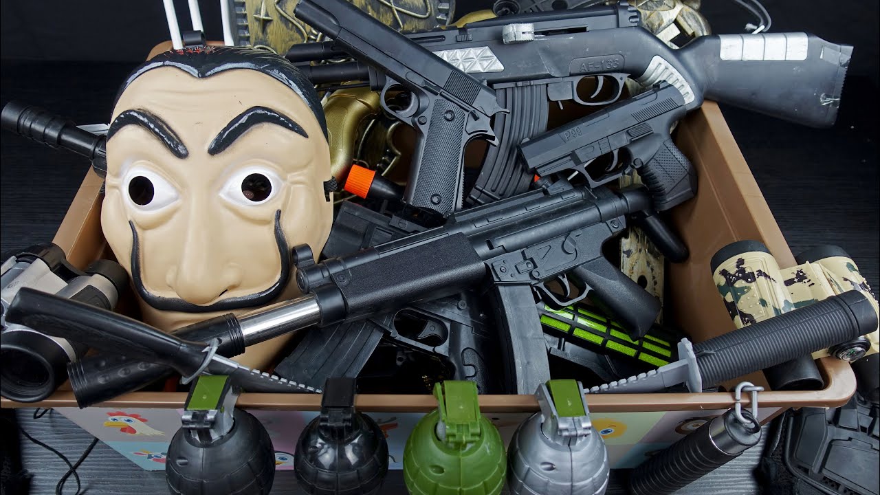 Опасный человек. Игрушечные пистолеты и оружие. Маска ограбления [La casa de papel]