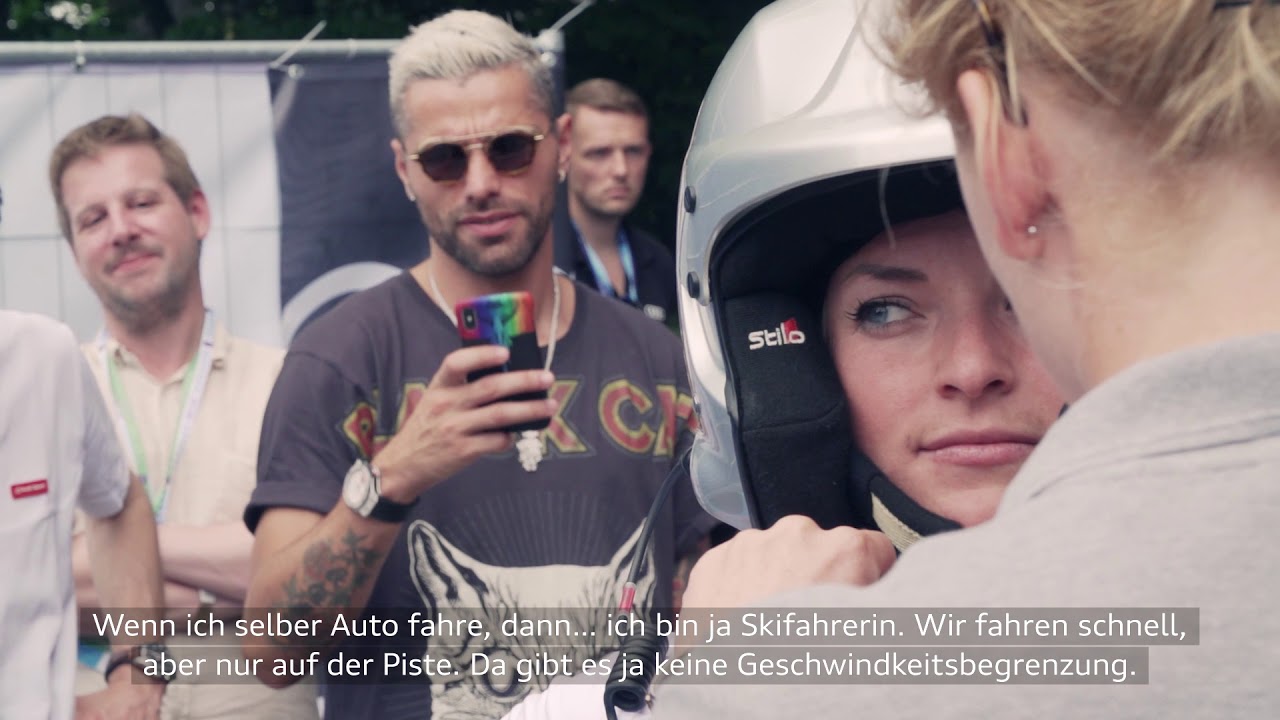 Lara Gut schiesst mit dem Elektro-Rennauto über die Piste