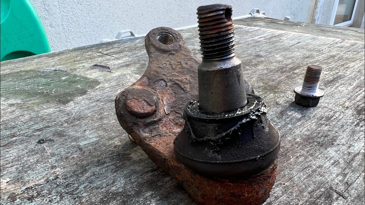 Toyota Avensis 2.0 D4D T270, front right lower ball joint replacement, 2008 to 2015.