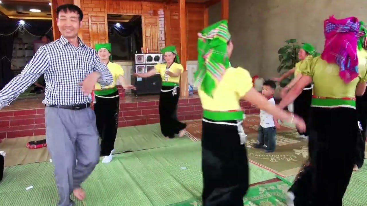 Múa ính lả ơi tại nhà thọng sương bản phày do đội bản phày xã Ngọc Chiến mừng năm mới 