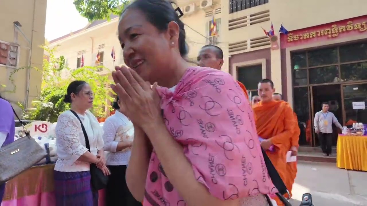 សូម​ជួយលេីកទឹក​ចិត្ត​ព្រះសង្ឃ​រៀនសូត្រ
