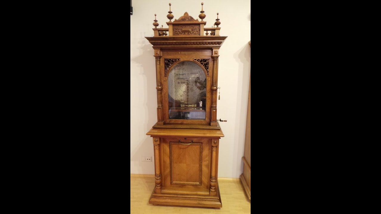uraltes Stand - Polyphon von 1880 mit 62,5 m Platten, Piccolot&ouml;nen und M&uuml;nzeinwurf
