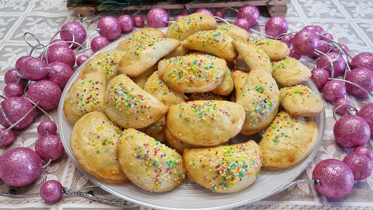 Мягкое печенье с шоколадной начинкой, кофе, сухофруктами и инжиром - традиционный итальянский рецепт