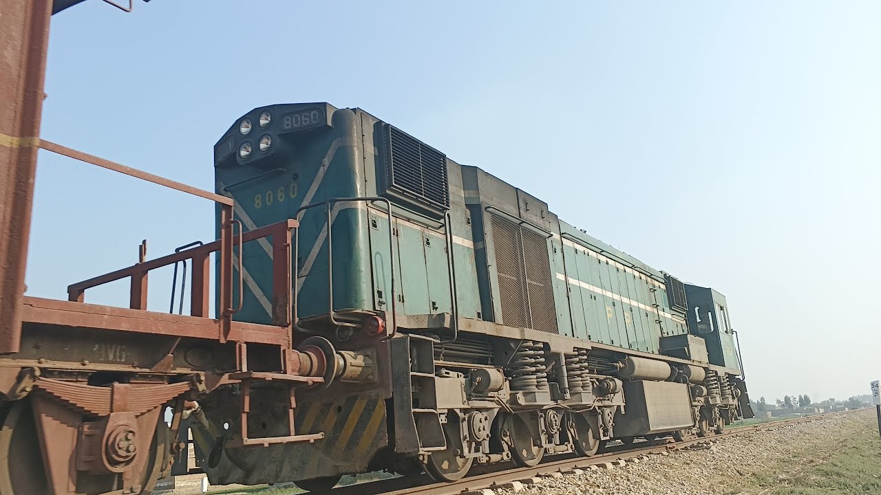 Dera Ghazi Khan to Multan Shuttle Train||Entering at CWB Railway Station with Good Speed 