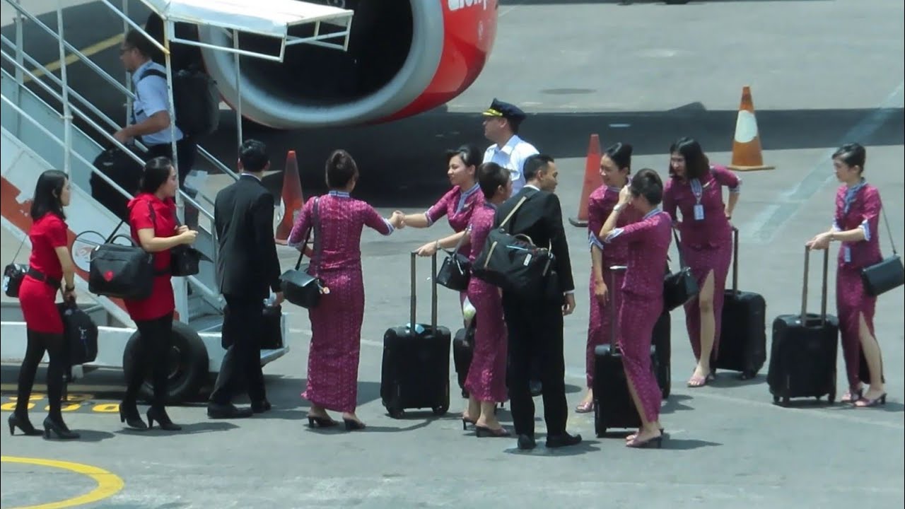 Pramugari dan Pramugara Lion Air Saat Pergantian Jam Kerja di Pesawat - Bandara Ngurah Rai Bali