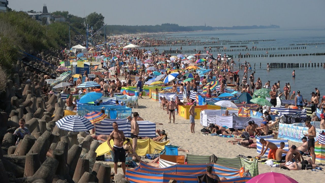 W upalną niedzielę nad Bałtykiem w Mielnie. Tłumy turystów na mieleńskiej plaży.