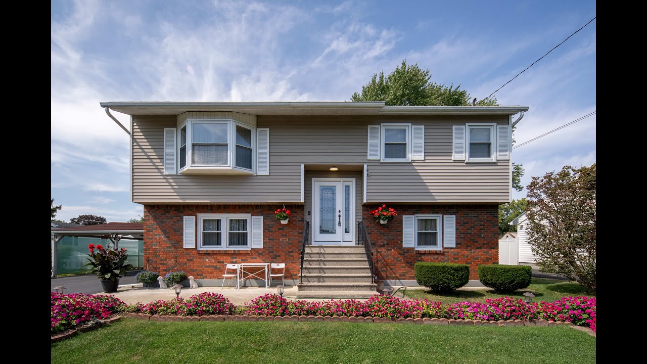 8 Space Blvd, Colonie, NY 12205 is for sale! A must see!