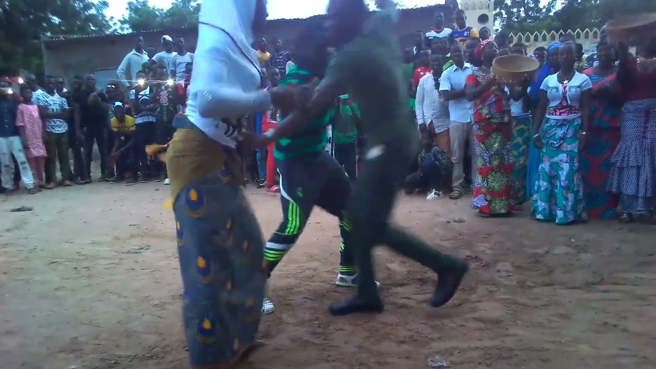 👉 Il tombe en plein milieu de la danse 😂🔥 — Tu vas pleurer de rire !